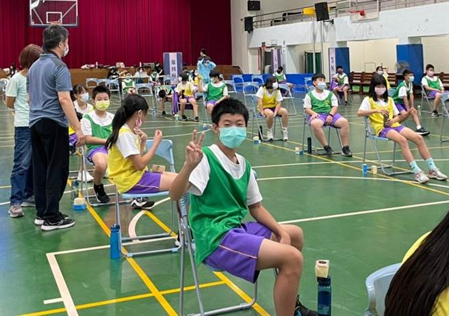 1位同学开心对着镜头比手势，一点也不会紧张。（县府提供）