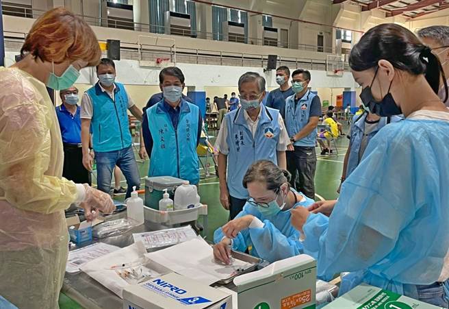 副县长李增财与县府团队偕金湖镇长陈文顾、烈屿乡长洪若珊到场关心。（县府提供）