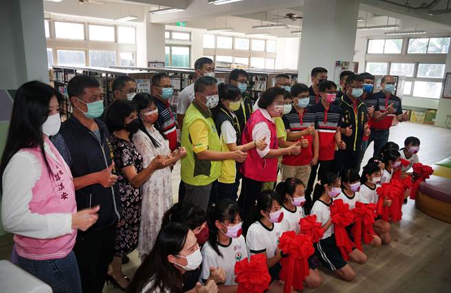 涂城国小图书馆第二期改造工程完工，24日举行启用典礼，包含捐赠企业、中市议员林碧秀、李天生等与会贵宾，齐声喊赞。（黄国峰摄）