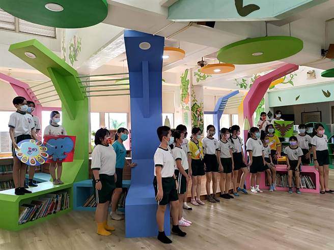 涂城国小图书馆第二期改造工程完工，24日举行启用典礼，涂城国小小朋友在优美的图书馆环境，齐声歌唱迎宾。（涂城国小提供／黄国峰台中传真）