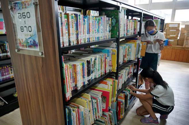 涂城国小图书馆第二期改造工程完工，24日举行启用典礼，重新规划的书柜，通风、採光明亮，方便小朋友取阅。（黄国峰摄）