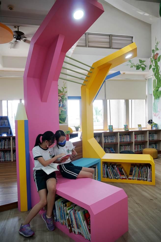 涂城国小图书馆第二期改造工程完工，24日举行启用典礼，重新打造的一间爱乐书屋，Reading Home温馨舒适氛围，让爱书的小朋友能快乐地沉浸阅读。（黄国峰摄）