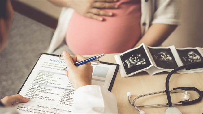 2成孕媽媽吃不飽 醫警告：胎兒恐陷入這些危機。(示意圖/Shutterstock)