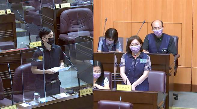 桃园市议员牛煦庭指出，桃园果菜公司明明打赢官司竟还付和解金，更点名法务局没有替市府争取权益。（陈梦茹翻摄）