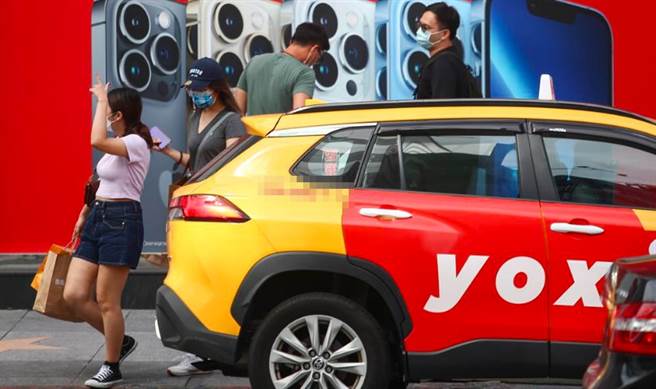 苹果iPhone 13系列手机24日起正式开卖，电信门市橱窗广告吸引许多路过民眾目光。适逢五倍券即将上路，不少民眾好奇该如何用五倍券购买iPhone 13新机。（邓博仁摄）
