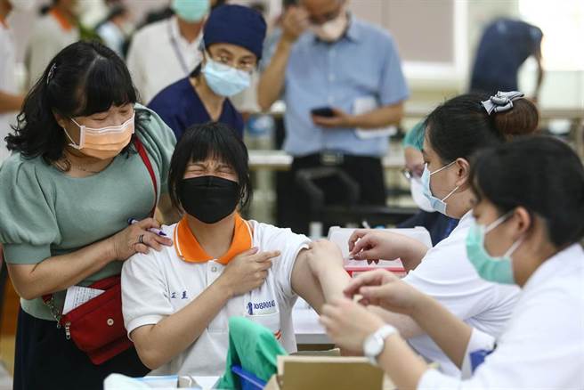 网路上近日就流传一段影片，一名高中男学生因为害怕打针，不顾在场眾人眼光，吓得惊声尖叫，影片曝光引起热议。24日景文高中也有学生害怕打针，当施打疫苗时，痛哭流涕，师长赶紧前往安慰。（邓博仁摄）
