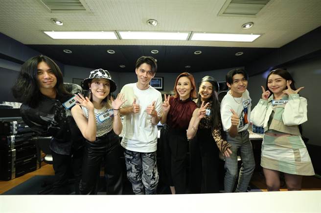 林凡（左4)带路17Music LIVER学员专业配音录制初体验。（17LIVE提供）