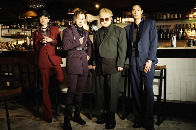 頤原（左起）、阿夜、魁剛和博文所組的TRASH時隔3年推出新專輯。（華納音樂提供）