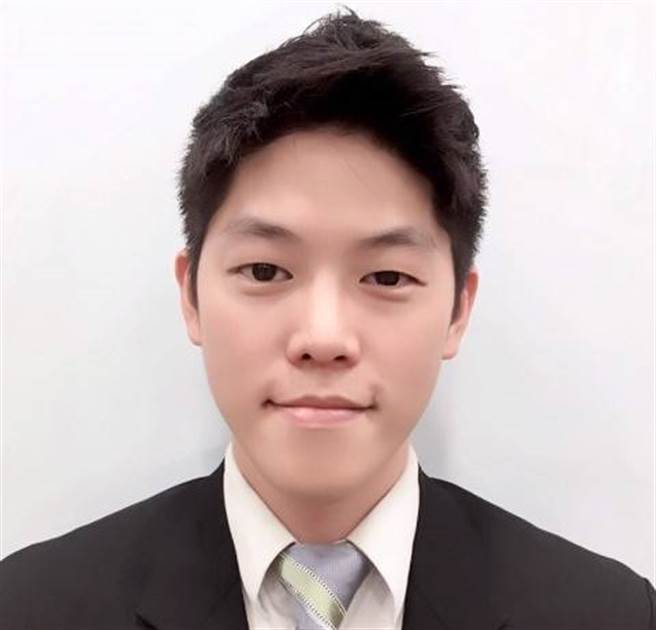 信义房屋汐止福德店店长张功旭发挥求学、实习时在观光餐饮业学到的知识，服务。(图/信义房屋提供)