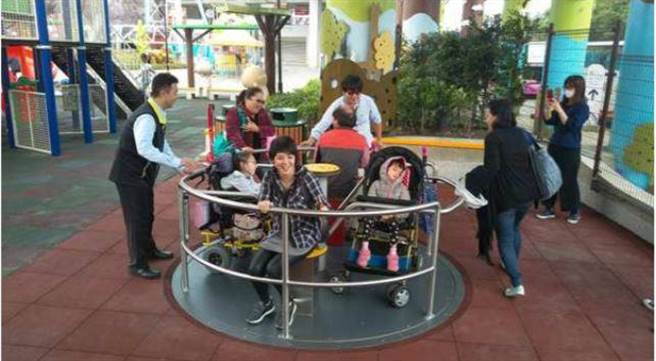 台北市儿童新乐园里的共融式游具「旋转盘」遭报废撤除。（台北市议员吴沛忆研究室提供／张立勋台北传真）