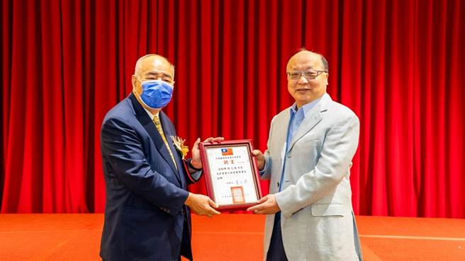 理事长萧登波(左)邀请胡志强(右)担任中华医护暨健康管理学会荣誉理事长。（中华医护暨健康管理学会提供）