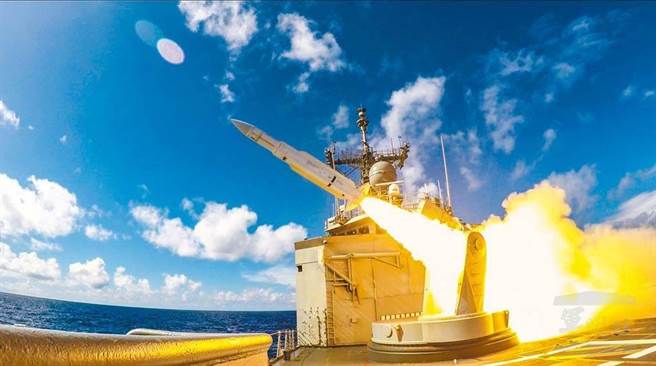 海空战力提升计画採购特别条例 交付委员会审查。图为国军海空射击操演发射飞弹的画面。（国防部提供）