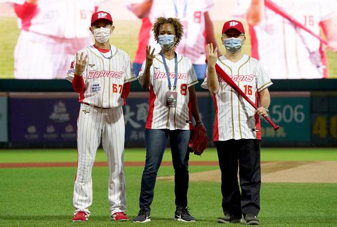 圣克里斯多福及尼维斯国驻台大使哈菁丝（中）担任开球嘉宾。（味全龙提供）