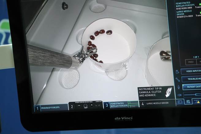 达文西手术系统广泛运用于外科手术，有医师描述「如同在病患身体里动手术」，拥有伤口小、恢復快等优点。（桃园医院提供／陈梦茹桃园传真）