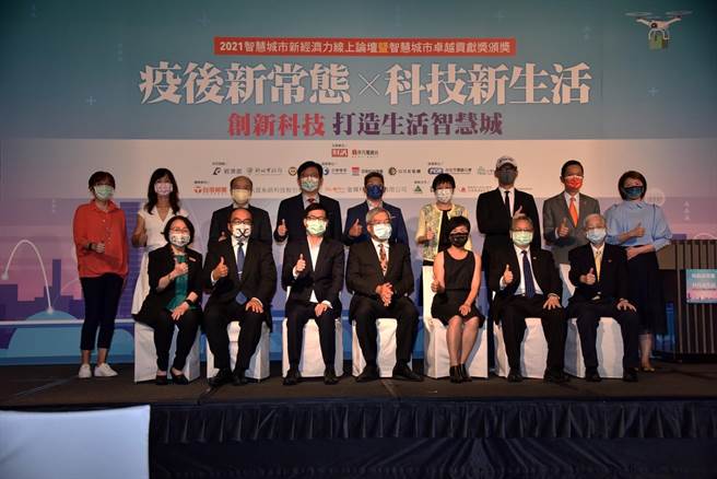 高雄市長陳其邁24日到台北出席「財訊智慧城市新經濟力論壇」。（高巿府提供）