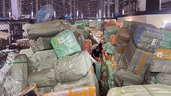 由于海关查验人力有限，进口仓库堆满待验的货物。（业者提供）