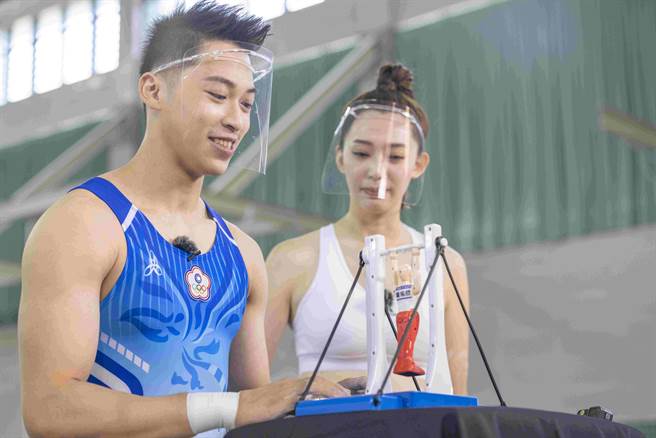 范逸臣在《去吧！王牌特训员》用体操人偶训练「鞍马小王子」萧佑然。（Yahoo TV提供）