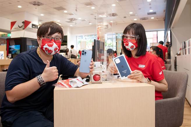 远传iPhone 13系列手机的销售量为去年iPhone 12首卖日的近2倍。左为今日首卖抢到头香的刘先生。（远传提供）