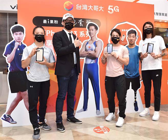 台湾大哥大总经理林之晨今天宣布iPhone 13系列正式开卖，加码总价值逾40万开卖礼。（台湾大提供）