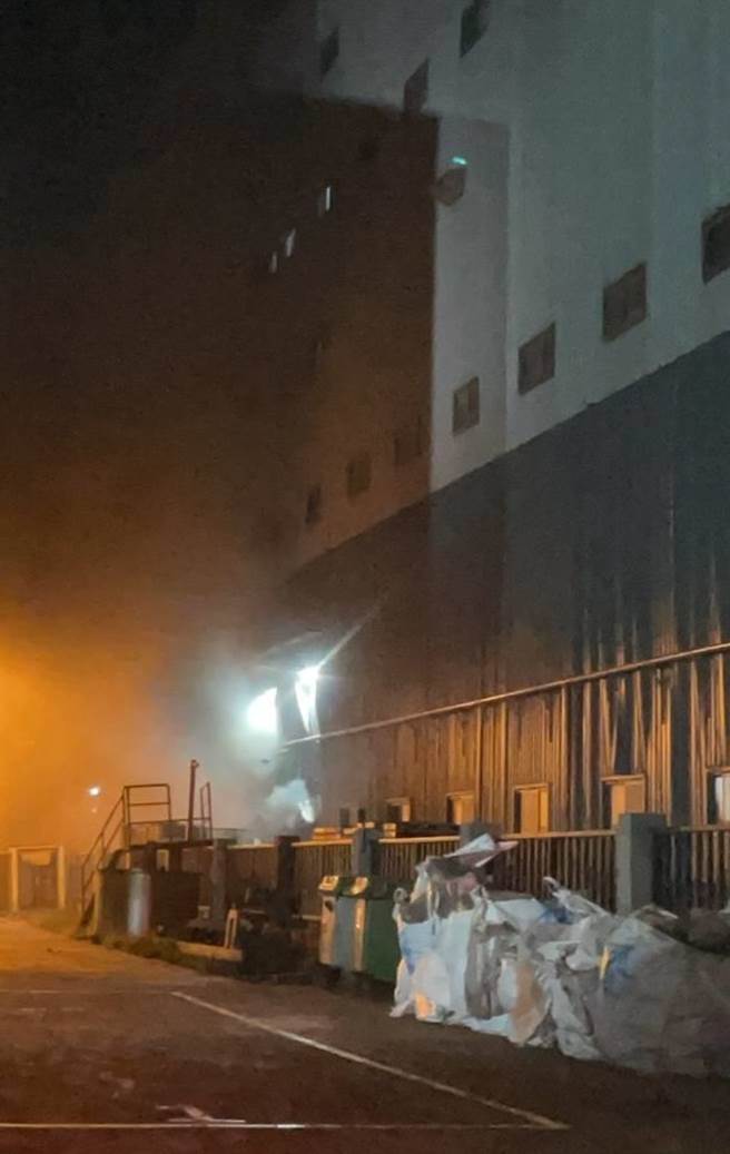 桃园市观音区永成环科股份有限公司传出火警，1楼有废弃物、废溶剂、污泥燃烧的状况，现场目前烟雾瀰漫。（民眾提供）