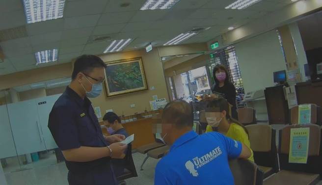桃園陳姓男子越南籍妻子差點被詐騙，所幸行員、警察阻詐成功。（警方提供）
