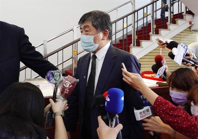 衛福部長陳時中24日前往立法院備詢時閃避媒體追問，僅表示「3＋11」與8百條人命有什麼關係？（姚志平攝）