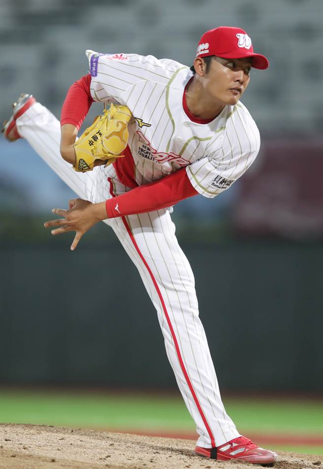 味全龍隊王維中24日先發面對樂天桃猿投5局失5分。（季志翔攝）