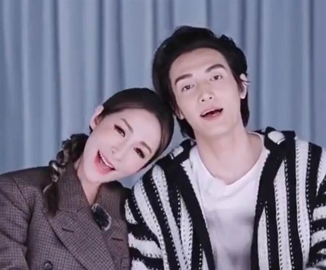 萧亚轩和小16岁男友黄皓曾一起录制大陆恋爱实境节目《女儿们的恋爱》，感情相当好，但7月初却传出分手，仅透过经纪公司回应「只是暂时分开没有分手」。(图/ 摘自萧亚轩IG)