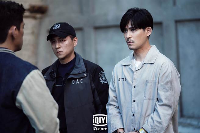 郑人硕押送周渝民让警方讯问。（爱奇艺国际站提供）