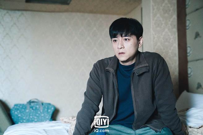 郑人硕剧中不懂得表达父爱。（爱奇艺国际站提供）