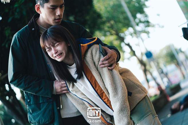 剧中父亲惨死街头，陈姸霏痛哭。（爱奇艺国际站提供）