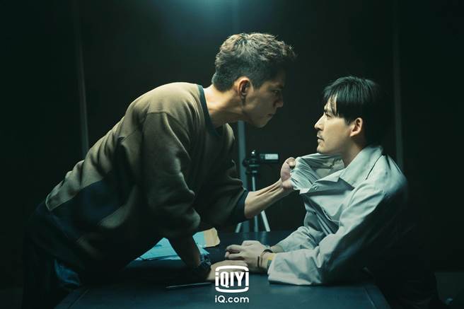 周渝民再爆杀人嫌疑，朱轩洋觉得遭背叛而愤怒。（爱奇艺国际站提供）