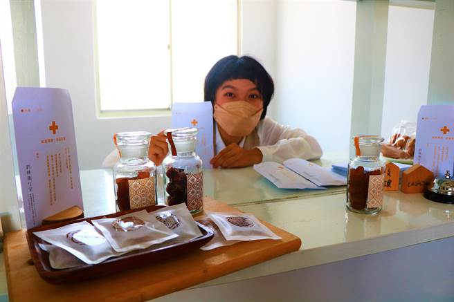 屏东县植萃文化发展协会将閒置20年的旧卫生室打造成「泗林卫生室」，成为在地游客中心及推广可可产业的行销据点。（谢佳潾摄）