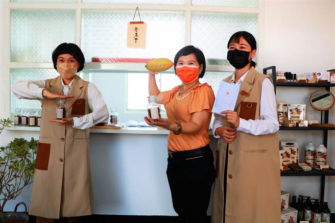 屏东县植萃文化发展协会将閒置20年的旧卫生室打造成「泗林卫生室」，成为在地游客中心及推广可可产业的行销据点。（谢佳潾摄）