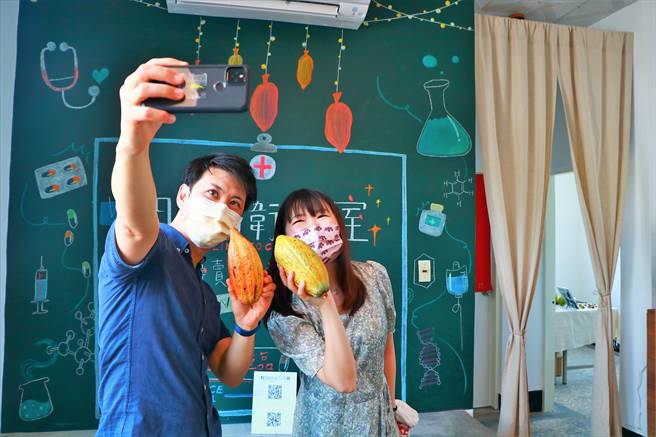 屏东县植萃文化发展协会将閒置20年的旧卫生室打造成「泗林卫生室」，成为在地游客中心及推广可可产业的行销据点。（谢佳潾摄）