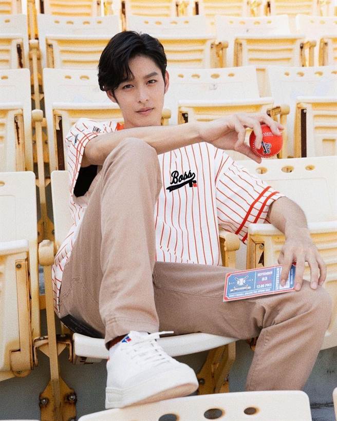 曹佑寧搶先穿上BOSS與Russell Athletic聯名新裝。（擷自IG）
