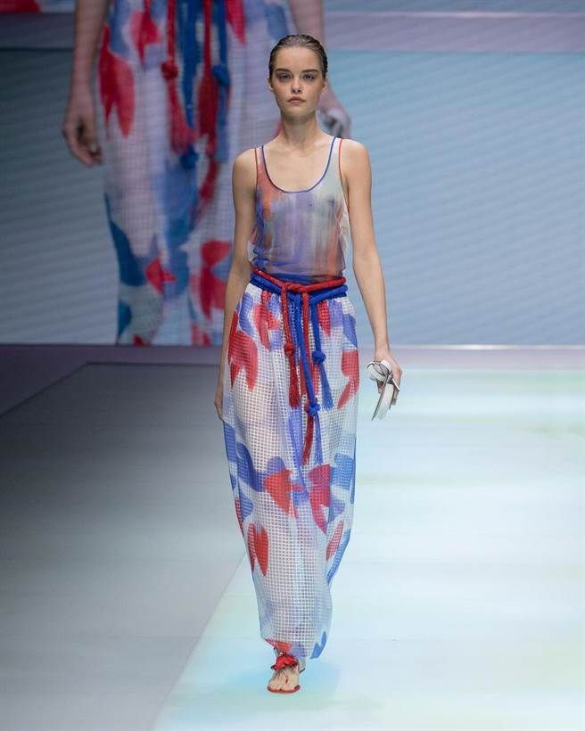 Emporio Armani歡慶40周年，運動背心搭花朵鏤空長裙，充滿自由與活力。（Emporio Armani提供）