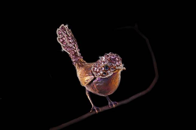 AKACHEN奔奔鳥，鈦金屬漸層的色彩讓小鳥更加栩栩如生。（ AKACHEN提供）