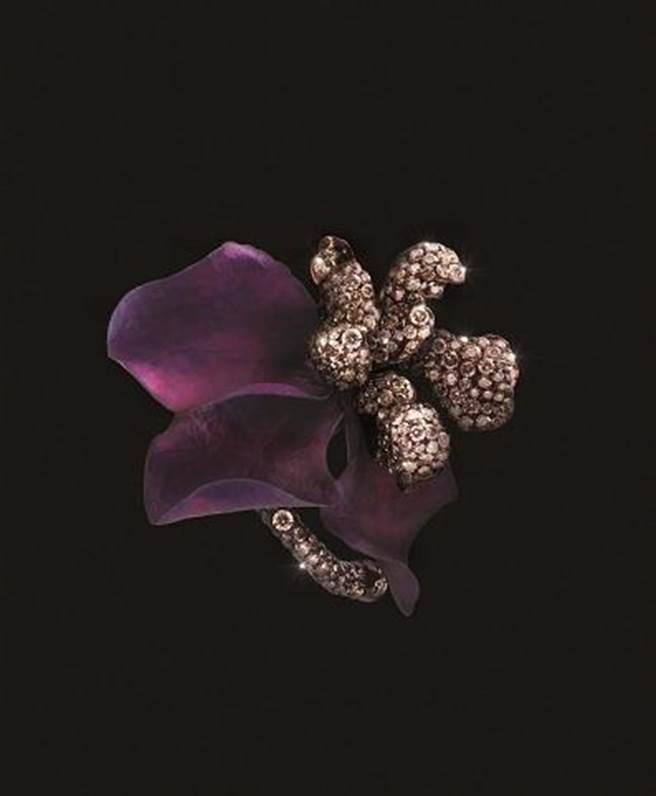 AKACHEN蝴蝶花戒指，鈦金屬藍色漸層的色彩唯美浪漫。（AKACHEN提供）