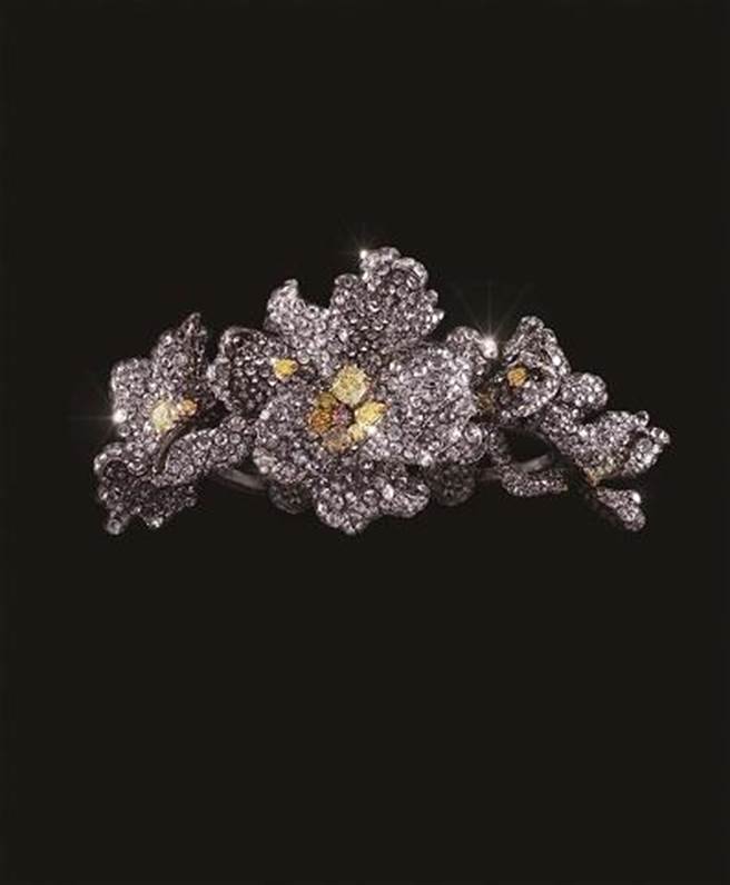 AKACHEN鑽石花手鐲，鈦金屬輕盈耐磨，是絕佳的珠寶素材。（AKACHEN提供）
