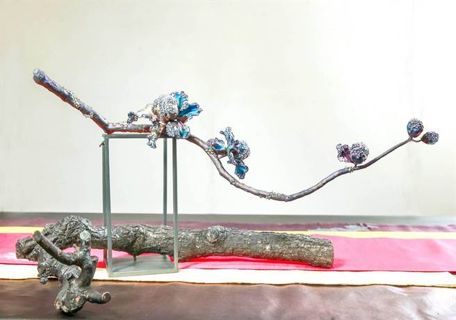 AKACHEN珠寶繼蒙英國倫敦V&amp;A博物館購藏之後，有多家博物館也來洽詢，圖為新作品《牡丹》。（粘耿豪攝）