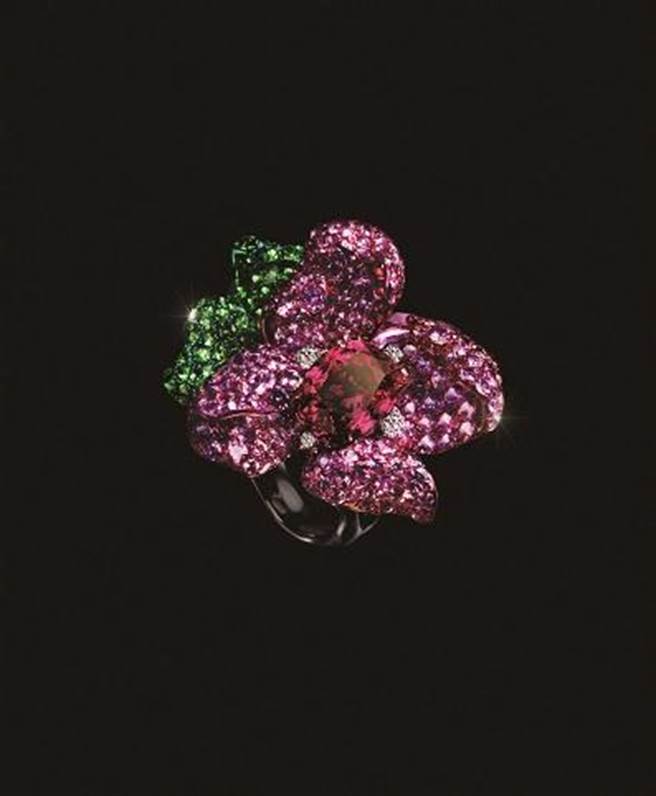 AKACHEN花朵戒指，紅寶石、尖晶石和沙弗萊石。（AKACHEN提供）