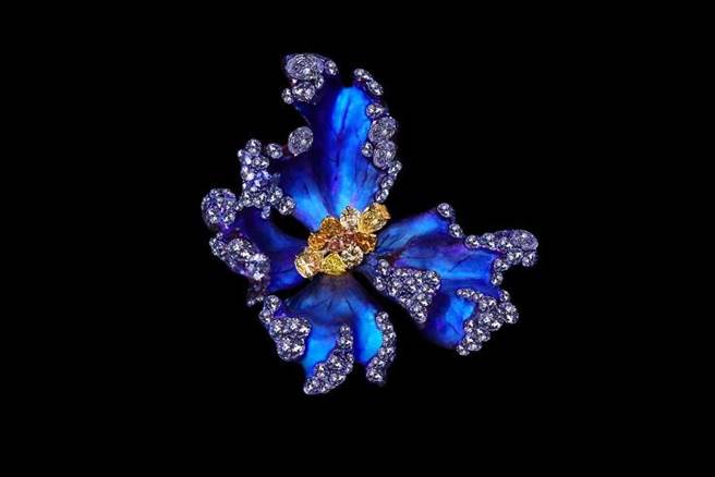 AKACHEN蝴蝶花戒指，鈦金屬藍色漸層的色彩唯美浪漫。（AKACHEN提供）