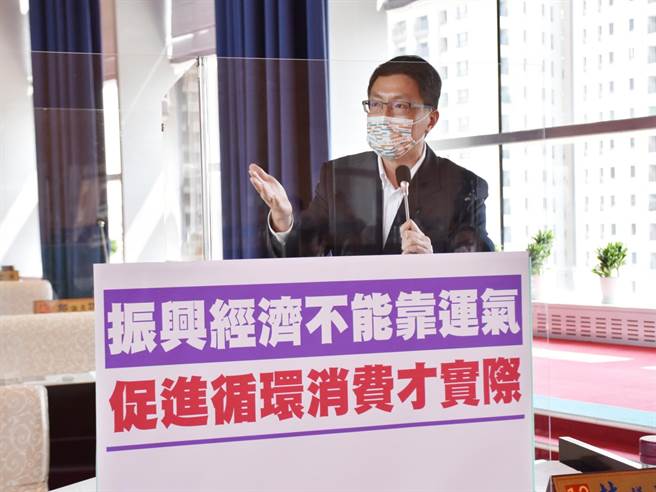 台中市议员林德宇24日在议会质询时抨击，抽现金加码方案的追加预算案，要等10月加开临时会审查，预算程序未通过，市府即大肆宣传抽现金。（卢金足摄）