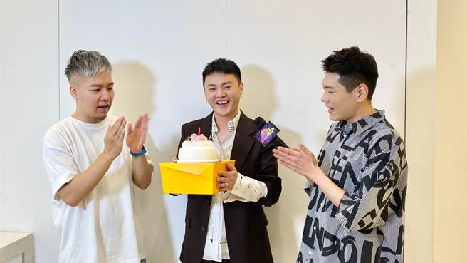 《娱乐超skr》提前帮许富凯（中）庆生。民视提供