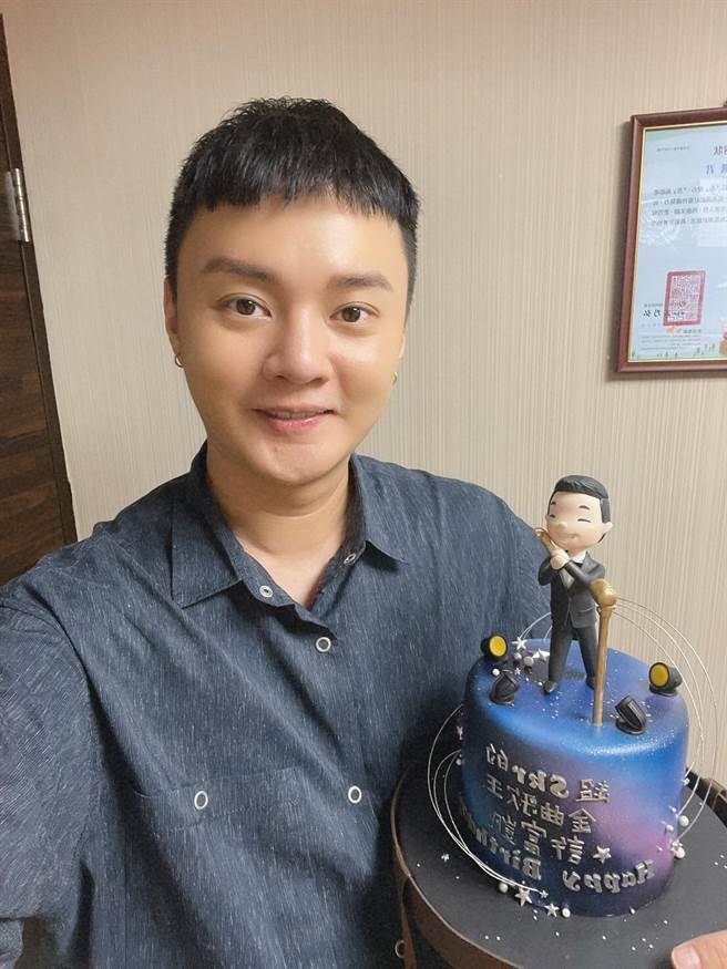 许富凯生日当天收到翻糖蛋糕，相当感动。民视提供