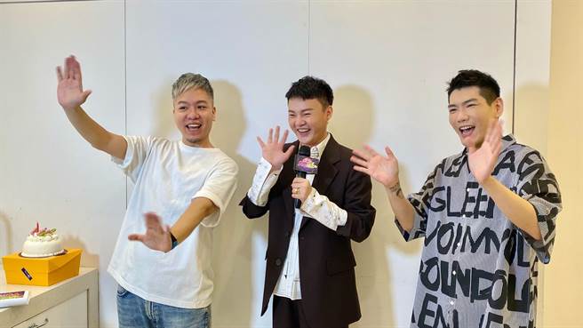 许富凯收到生日惊喜。民视提供