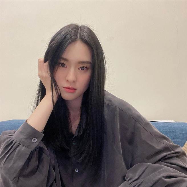 邱偲琹準備新戲，時常「開夜車」研讀劇本。周子娛樂提供