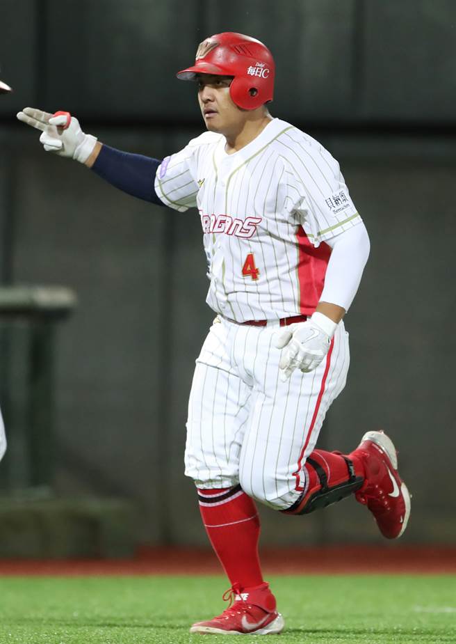 味全龙吉力吉捞・巩冠在9局下敲出满贯炮，助队追到2分差。（季志翔摄）