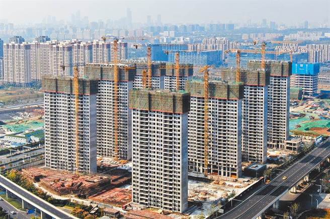 恒大危机将衝击房市，外资警告熊市难逃。图为南京一处正在兴建的建案。（中新社）